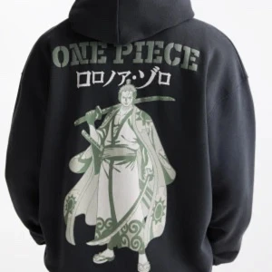 One Piece-hoodie - Säljer av en sådan här One Piece hoodie med Zoro-tryck då den tyvärr inte kommer till användning. Köpt på Pull & Bear, säljs inte längre i butik. 