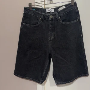 Svarta jeansshorts / jorts från fsbn - Jorts från fsbn. Midjemått: 41 cm. Längd: 59 cm. Lårvidd: 29-30cm