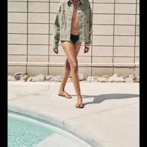 Grön jeansjacka från Zara - Snygg ljusgrön jeansjacka från Zara med klassisk krage, stora fickor framtill och knappar hela vägen. Jackan har en loose fit och är perfekt att slänga över en outfit för en chill vibe. Tillverkad i bomull och passar grymt till vår och sommar. Jag säljer denna då jag råkade beställa hem 2 likadana och kan ej skickas tillbaka då jag väntat för länge. Så den är helt oanvänd.
