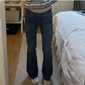Low waist bootcut jeans - Säljer dessa super snygga Zara jeans som endast är använda 2-3 gånger, så är som nya💗Nypris 500kr (lånad bild)