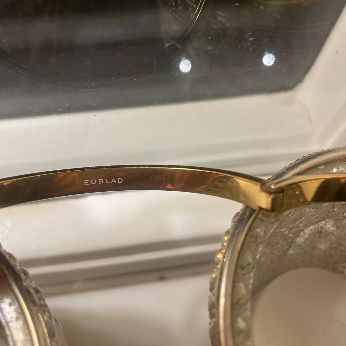 Guldigt armband med nitar från Edblad - 3