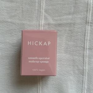 Hickap makeupsvamp rosa - Säljer en Hickap Smooth Operator makeup sponge i en snygg rosa färg. Svampen har en droppformad design som gör det enkelt att applicera foundation och concealer jämnt. 100% vegansk och supermjuk för en flawless finish. Oanvänd💘