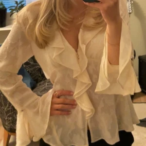 Krämvit volangblus från Zara XS - Supersöt krämvit blus från Zara med volang💕Tunn och luftig, perfekt för sommar!! XS men passar S❤️