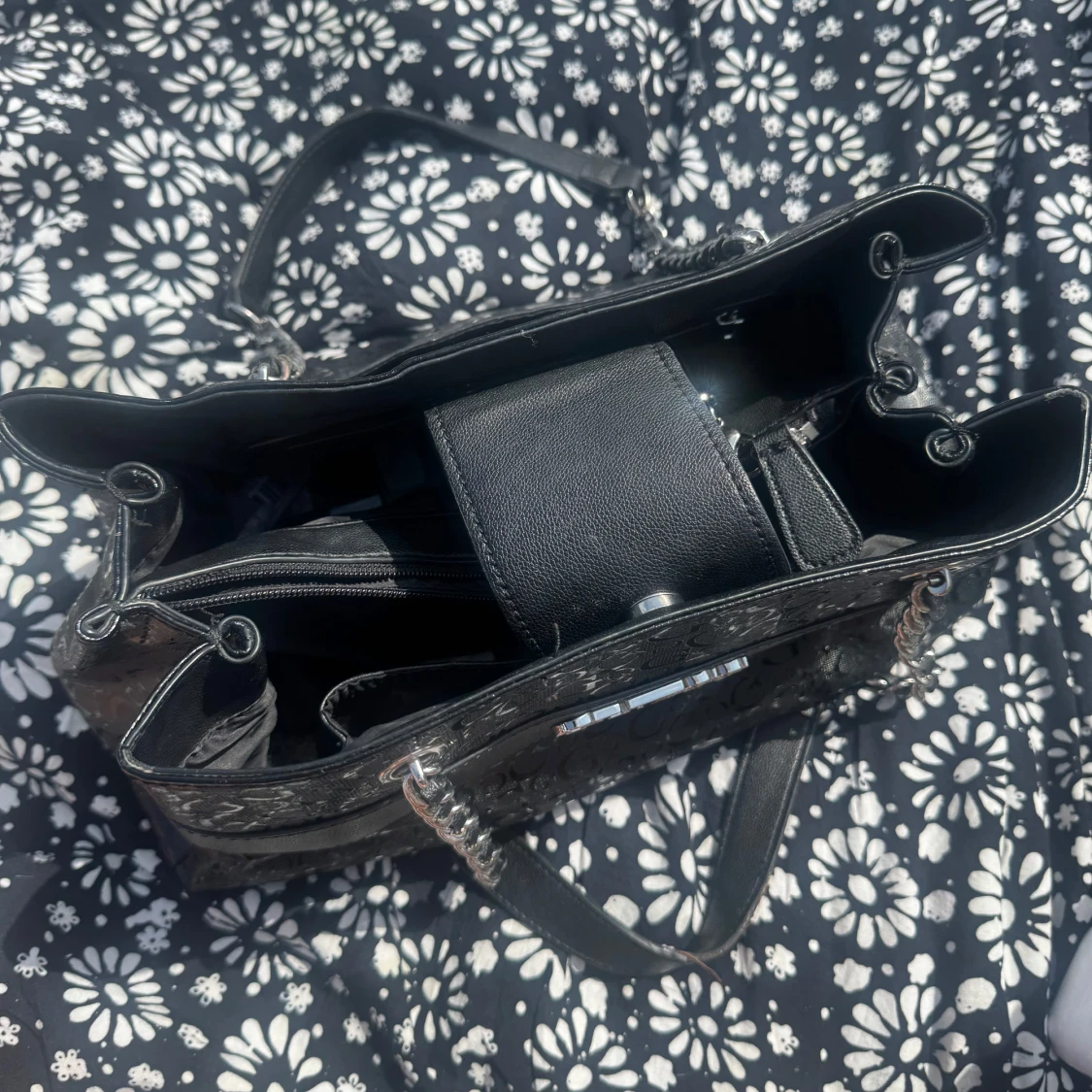 Svart axelväska från Guess med kedja - 2