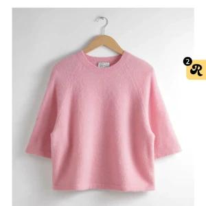& other stories tröja - Superfin rosa stickad tröja med trekvartsärmar från & other stories. Helt slutsåld i denna färg. Använd fåtal gånger💛