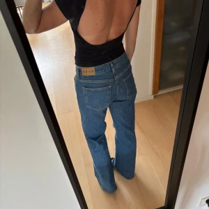 T-shirt med öppen rygg - Säljer en svart T-shirt med öppen rygg från chiquelle.