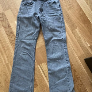 Gråa straight jeans från Perfect Jeans - Snygga grå jeans från Perfect Jeans i rak modell. Klassisk femficksdesign, normalhög midja och raka ben. Jeansen är i ett mjukt bomullsmaterial med lite stretch för extra komfort. Perfekta till sneakers eller boots.