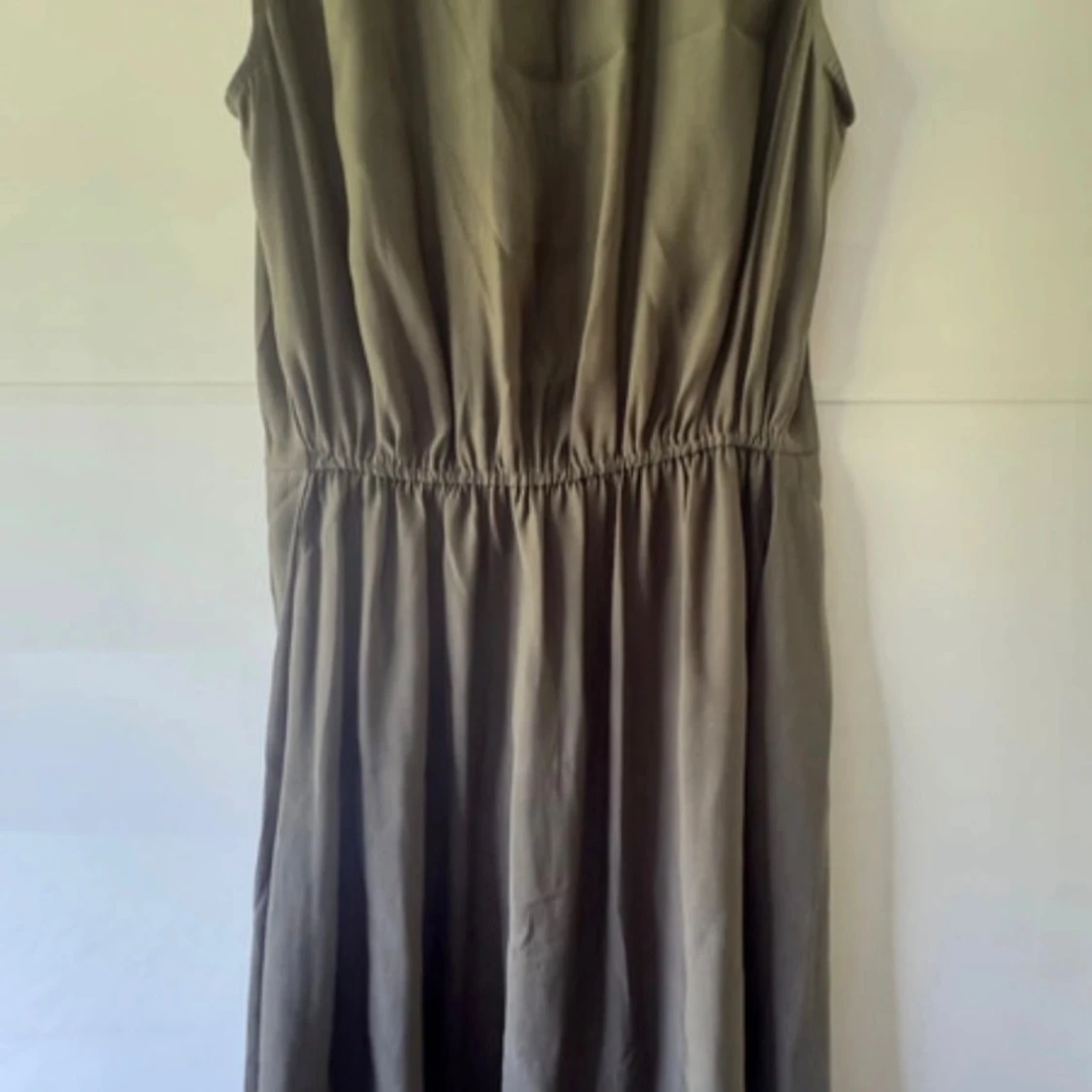Ny. Olivgrön ärmlös klänning med dragkedja - 2