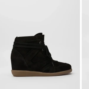 Isabel marant liknande skor från PAVEMENT - Säljer för att jag råkade ta fel storlek. Aldrig använda har bara testat de en gång och har boxen o allt kvar💕 Köpta för 1699kr
