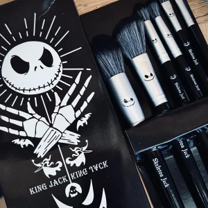 Makeup brush-set med "A Nightmare before Christmas"-motiv! - Set med 6 makeup brushes av mjukt syntethår och träskaft med "A Nightmare before Christmas"-motiv i fin presentförpackning. Oanvänt.