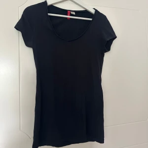 T-shirt  - Svart t-shirt i lite stretchigt tyg