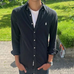 Ralph Lauren skjorta  - Snygg Ralph Lauren skjorta storlek s , passar 175-185 ca😃.  Skick 9/10, Inga deffekter alls nästan som ny