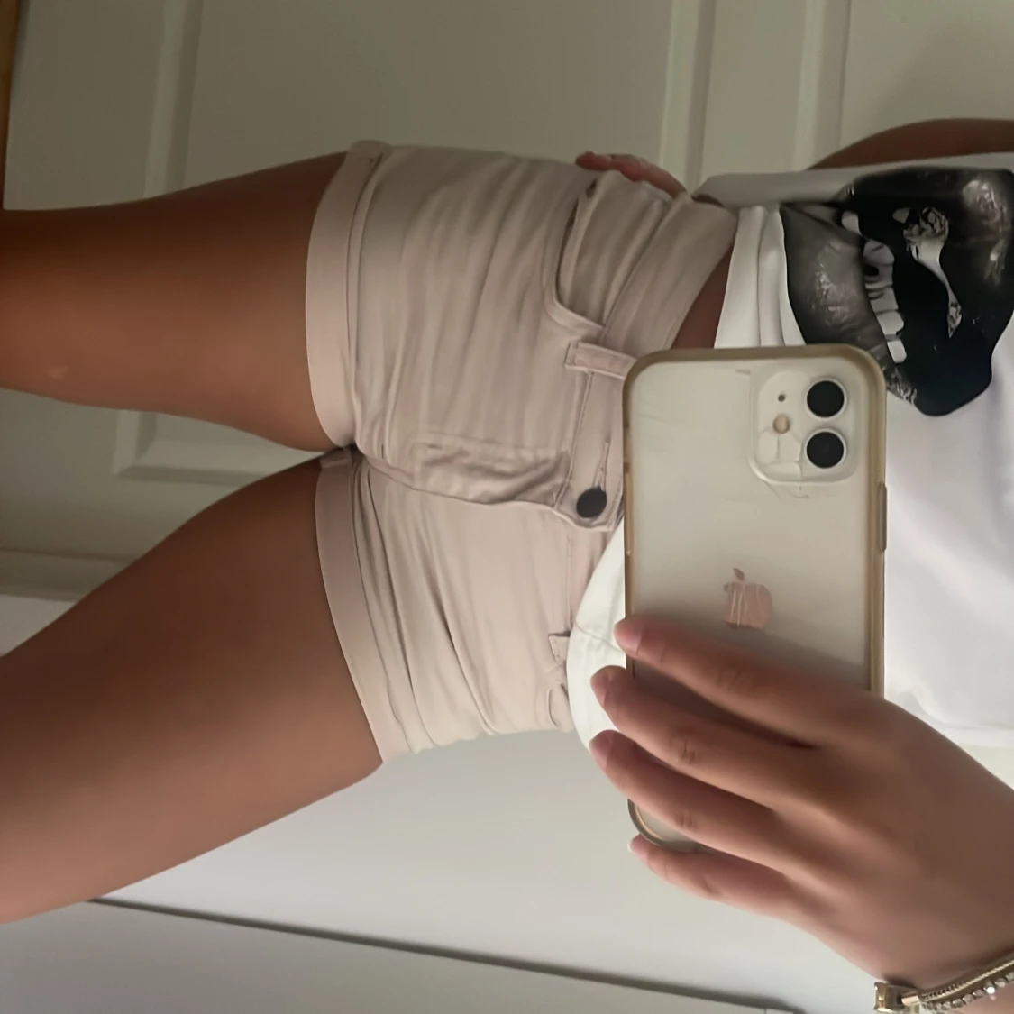 Ljusbeige shorts med uppvik