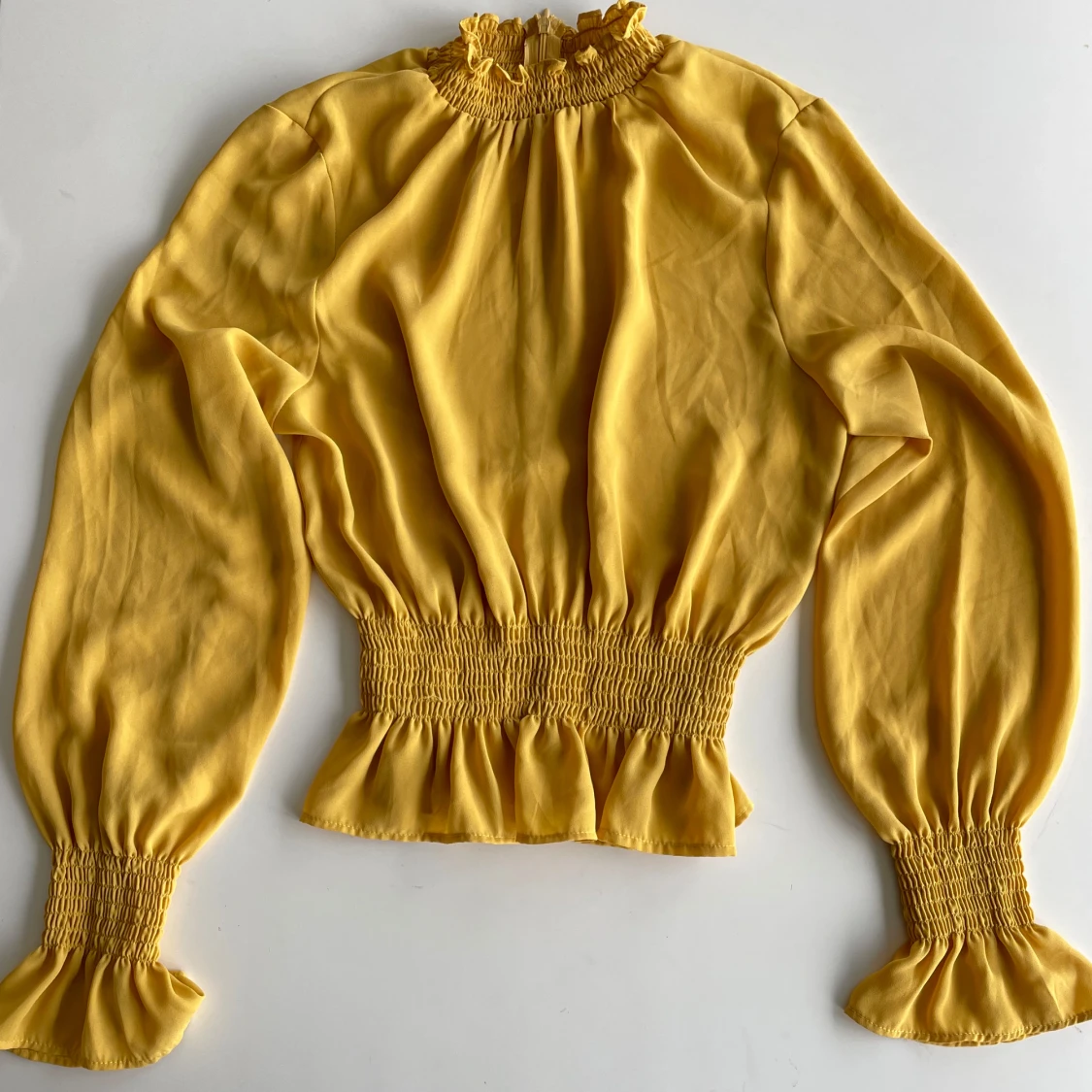 Gul blus med volang från NLY Trend