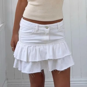 Vit volangkjol i jeans - Vit jeanskjol med volanger från Gina Tricot. Använd endast en gång och ser då exakt som ny ut. Kan fixa bilder om det önskas.💕