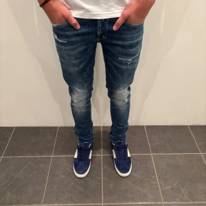Dondup Jeans George  - Dondup Jeans George! Trendigaste jeansen på marknaden.  Skick= 9,5/10 Ny pris= 4000 kr Säljs för= 899 kr (Modellen har original slitningar från fabrik vilket är väldigt eftertraktat och populärt)