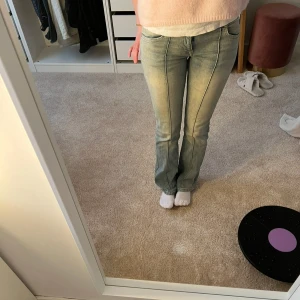 Bootcut jeans från Bershka ljusblå med låg midja - Säljer ett par ljusblå bootcut jeans från Bershka med snygg tvätt och markerade sömmar framtill. Jeansen Low waist. 