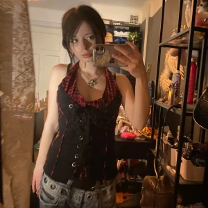 Super vacker topp - Super söt topp som har kosettliknande snörning på framsidan och ett band runt hansen som man knyter fast❤️de står att den ät M men passar även bra som S