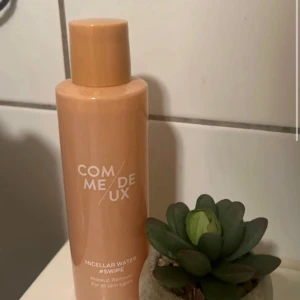 Comme Deux Micellar Water - Micellar Water #SWIPE från Comme Deux i en snygg beige plastflaska. Perfekt för att ta bort smink och passar alla hudtyper. Enkel att använda och stilren design som ser fräsch ut i badrummet.