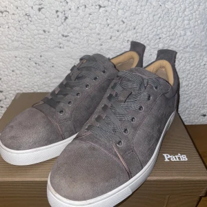 Christian Louboutin utan spikar - Storlek 43. Har använt den en gång. Men annars är den helt nytt! Säljer den för den var för liten för mig.