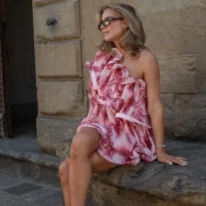 Rosa volangklänning NAKD - Så fin kortklänning från Lojsans kollektion med NA-KD i storlek 34 🌸Klänningen är helt oanvänd med lappar kvar 💗Skriv gärna om ni har frågor eller vill ha bilder på klänningen ☀️