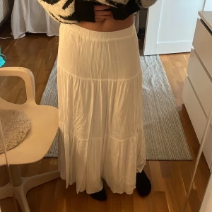 vit lång kjol - jättefin lång kjol som inte används, har någon lös tråd längst ned men i övrigt fint skick💓 använd gärna köp nu