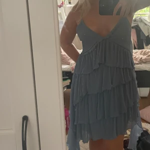 Suuperfin blå volangklänning från Zara💕✨ - Supersöt blå kortklänning från Zara med tunna axelband och volanger. Perfekt inför sommaren!!✨Aldrig använd så den är precis som ny!!💕Storlek S. Bara att skriva om ni vill ha fler bilder eller om ni har frågor🩷