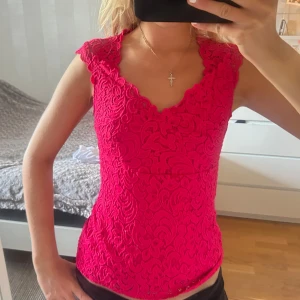 Rosa spetsblus från Orsay - Supersnygg rosa blus från Orsay i spets med v-ringning. Använd fåtal gånger så i mycket bra skick!! 🩷🩷