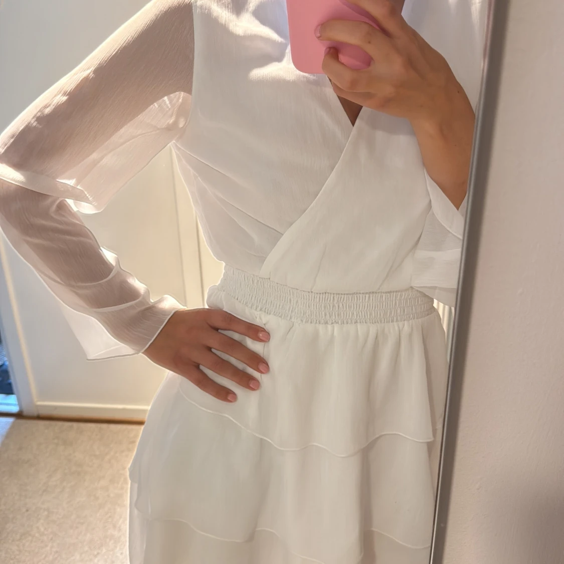 Vit omlottklänning med volanger - 2