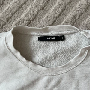 Vit sweatshirt från Bik Bok - En basic vit sweatshirt från Bik Bok i storlek S. Tröjan har rund halsringning, långa ärmar. 