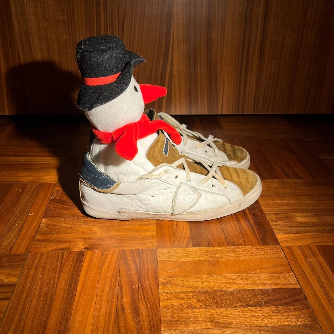 Philippe Model vita och brun-orangea sneakers