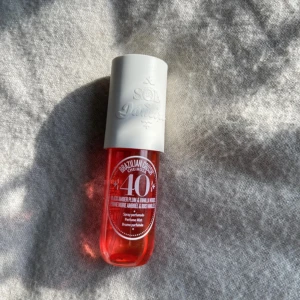Sol de Janeiro Cheirosa 40 Parfymmist - Sol de Janeiro Cheirosa 40 Parfymmist i en snygg röd plastflaska med vit kork. Doften har noter av black amber plum, crème de cassis, jasmin, brasiliansk orkidé, vaniljträ och varm mysk. Flaskan rymmer 90 ml och har en modern, stilren design. Dem e använd men tycker inte om den längre☺️ diskuterbart pris💗🌸
