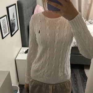 Vit kabelstickad tröja Polo Ralph Lauren - Vit kabelstickad tröja från Polo Ralph Lauren ❣️använder inte längre