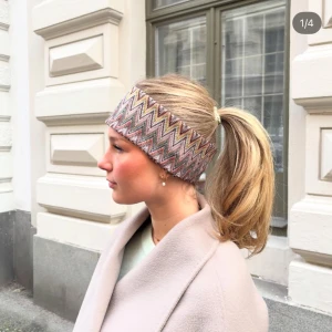 Missoniliknande hårband - LÅNAD BILD! Säljer detta superfina missoniliknande hårbandet ifrån Luni uf💓 Knappt använt💞One-size