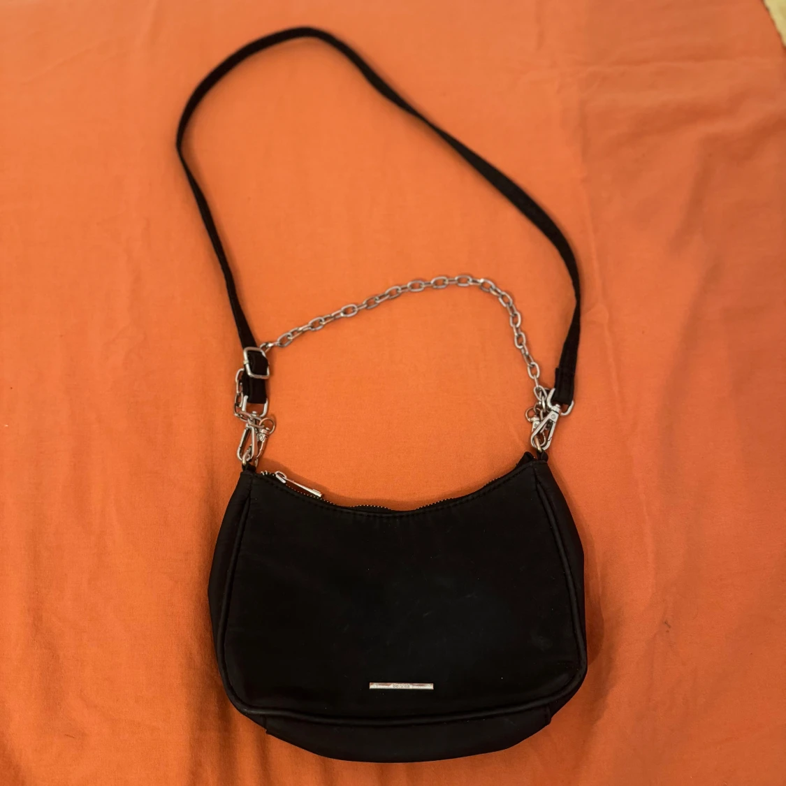 Svart axelväska från Bershka med kedja - 1