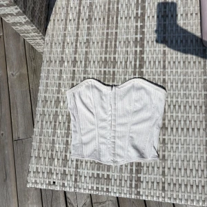 Vit Korsettopp, bandeau - Snygg vit korsett med diskreta vertikala sömmar, ingen lapp med varumärke eller storlek men passar mig som vanligtvis är S
