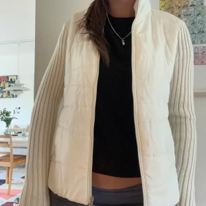 Vit quiltad cardigan jacka med stickade ärmar - Skit cool stickad jacka 🥹