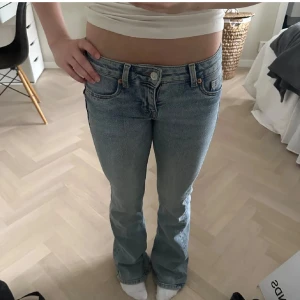 Lågmidjade blå jeans - Lowwaist blå jeans från HM i storlek 36, köpta på vinted men säljer då de ej passar. Första bilden är inte min och lånad som inspiration