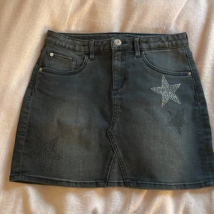 Svart jeanskjol med stjärnor &Denim - säljer en svart jeanskjol med stjärnor, den e nästan helt ny och aldrig använd, storlek 11-12 men passar även s-m, priset kan diskuteras 💞
