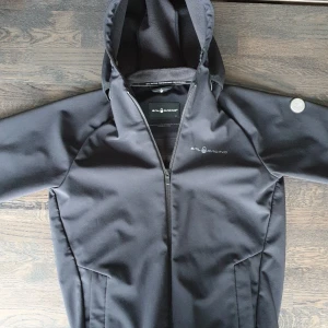 Svart jacka från Sail Racing - Snygg svart jacka från Sail Racing. Säljes då jag knapp använt den. ÄKTA, PRIS KAN DISKUTERAS