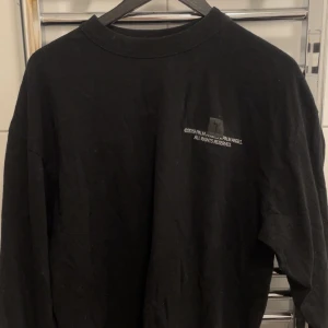 Svart långärmad tröja från Palm Angels - Säljer en svart långärmad tröja från Palm Angels med tryck både fram och bak. Tröjan har en klassisk passform och är perfekt för en avslappnad stil. Perfekt för dig som gillar streetwear! 🖤