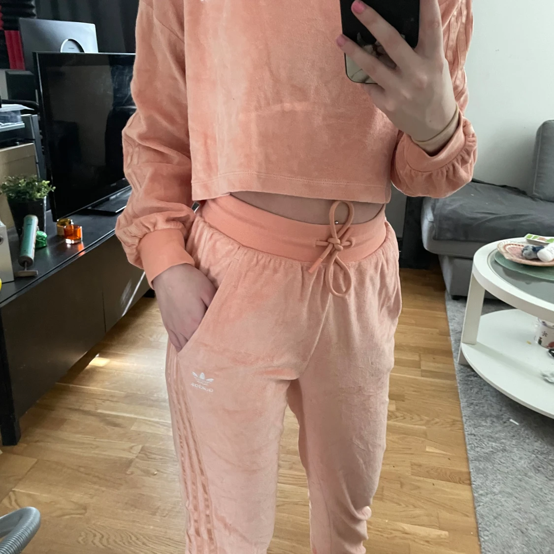 Rosa croppad tröja och byxor från Adidas - 1