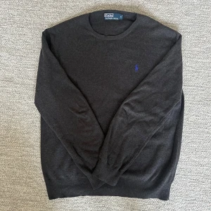 Mörkgrå tröja från Polo Ralph Lauren - Säljer denna långärmade tröja från Ralph Lauren i 100% bomull. Endast använd ett fåtal gånger och skicket är som nytt. Storlek S (för litet för mig). Hör av dig för eventuella frågor. (Fraktar snabbt)
