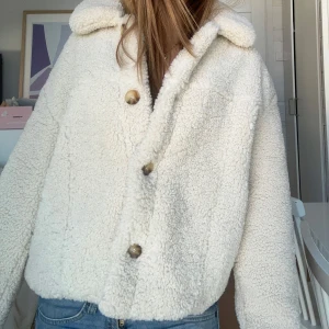 Vit teddyjacka från Zara💗😚 - Säljer en supermysig vit teddyjacka från Zara. Jackan har en klassisk krage och stängs med stora knappar framtill. Aldrig använd!!🙌🏻🙌🏻
