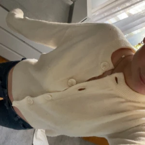 Vit kofta med knappar - Säljer en vit kofta med knappar framtill från Nelly. Den är mysigt, fin o skön💕😊