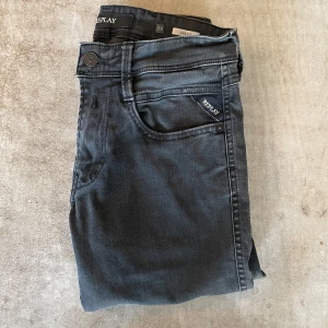 Grå Replay jeans - // Replay | Nytt skick | Nypris runt 1800 | Storlek W29 L34 mer som L32  | Hör av dig vid fler frågor // ressellfabriken 