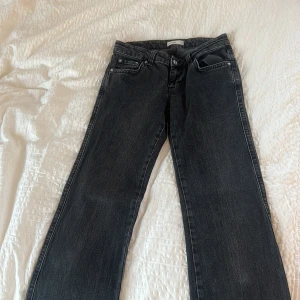 Svarta jeans bootcut - Snygga svarta bootcut jeans från Gina tricot, mid rise. Bara använda en gång då de inte passar!
