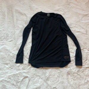 Svart långärmad tröja från MPWR Sportswear - Säljer en svart långärmad tröja från MPWR Sportswear. Perfekt för träning med sin bekväma passform och stilrena design. Tillverkad i ett mjukt och stretchigt material som ger bra rörelsefrihet. Passar utmärkt för aktiva dagar.(stor i storlek )