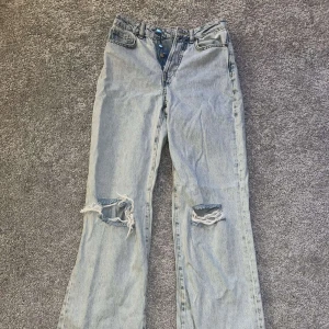 Ljusa jeans med slitningar - Snygga ljusa jeans med hål på knäna. Använda ett fåtal gånger, inga skador och inga fläckar. Jätte fina och sitter perfekt!! Skulle säga att dom är i Xs.