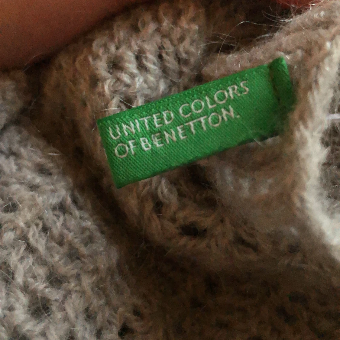 Grå stickad offshoulder tröja från United Colors of Benetton - 3